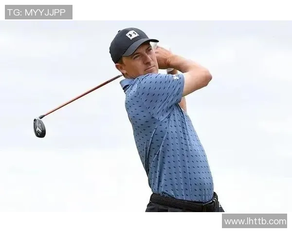 足球巨星挥杆瞬间高清呈现展现运动魅力与风采